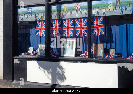 Fenster des Golden Last Pubs in Scarborough am Tag der Beerdigung von Königin Elizabeth Stockfoto