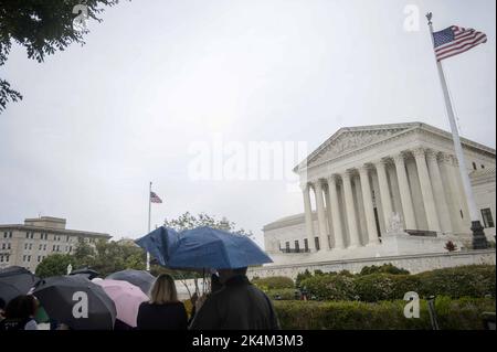 Washington, Usa. 03. Oktober 2022. Am Montag, den 3. Oktober 2022, stehen Menschen vor dem Obersten Gerichtshof der USA am ersten Tag ihrer neuen Amtszeit in Washington, DC. Foto von Bonnie Cash/UPI Credit: UPI/Alamy Live News Stockfoto