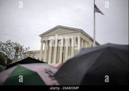 Washington, Usa. 03. Oktober 2022. Am Montag, den 3. Oktober 2022, stehen Menschen vor dem Obersten Gerichtshof der USA am ersten Tag ihrer neuen Amtszeit in Washington, DC. Foto von Bonnie Cash/UPI Credit: UPI/Alamy Live News Stockfoto