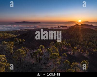 Ein faszinierender Blick auf die bewaldeten Berge unter bei Sonnenuntergang Stockfoto