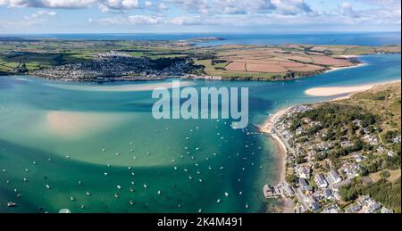 Luftpanorama der Stadt und des Strandes von Padstow von Rock on the Camel Estuary in Cornwall, Großbritannien, das ein beliebtes Urlaubsziel an einer Sonne ist Stockfoto