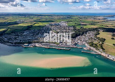 Luftaufnahme der Stadt und des Strandes von Padstow an der Kamelmündung in Cornwall, Großbritannien, die an einem sonnigen Sommertag ein beliebtes Urlaubsziel ist Stockfoto