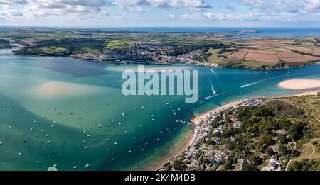 Luftpanorama der Stadt und des Strandes von Padstow von Rock on the Camel Estuary in Cornwall, Großbritannien, das ein beliebtes Urlaubsziel an einer Sonne ist Stockfoto