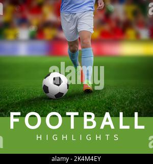 Vertikales Bild Fußball-Highlights und Beine des kaukasischen männlichen Fußballspielers mit Ball Stockfoto