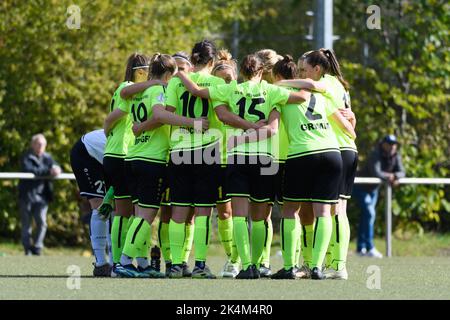 München, Deutschland. 03. Oktober 2022. München, 3. 2022. Oktober: Spieler des SV 67 Weinberg beim Spiel der Regionalliga Sued zwischen dem FFC Wacker München und dem SV 67 Weinberg in der Bezirkssportanlage Untersendling, München. (Sven Beyrich/SPP) Quelle: SPP Sport Press Foto. /Alamy Live News Stockfoto