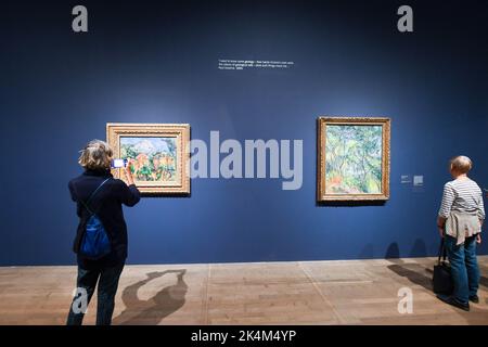 London, Großbritannien, 3.. Oktober 2022, Cezanne Ausstellung in der Tate Modern öffnet am 5.. Oktober bis 12. März 2023. Eine einmalige Ausstellung von Gemälden, Aquarellen und Zeichnungen von Paul Cezanne (1839 - 1906). Über 80 Kunstwerke Cezannes, darunter auch seine Malmaterialien, die erstmals ausgestellt wurden. Diese Ausstellung beleuchtet seinen kreativen Prozess eines der berühmtesten modernen Maler., Andrew Lalchan Photography/Alamy Live News Stockfoto