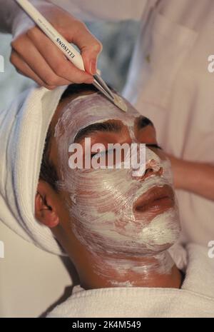 Thailand. Hua Hin. Chiva-Som Health Resort und Spa. Mann, der eine Gesichtsmaskenbehandlung hat. Stockfoto