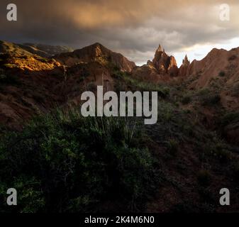 Dramatischer Sonnenuntergang am farbenfrohen Skazka Fairyale Canyon in Issyk-Kul Region, Kirgisistan Stockfoto