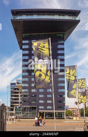 Rotterdam, Niederlande - 11. Juli 2022: Nahaufnahme des nach Süden ausgerichteten Mainport-Gebäudes, in dem sich Inntelhotels und andere Unternehmen befinden. North Sea Jazz Festival b Stockfoto