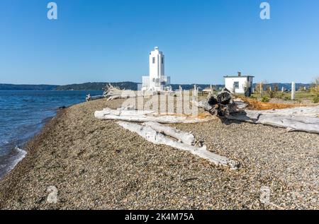 Der Leuchtturm in der Nähe des Wassers bei Brown's Point, Washington. Stockfoto