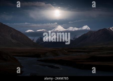 Mondbeleuchtete schneebedeckte Gipfel des Tien Shan-Gebirges im Sary Jaz-Tal, Kirgisistan Stockfoto