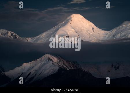 Mondbeleuchtete schneebedeckte Gipfel des Tien Shan-Gebirges im Sary Jaz-Tal, Kirgisistan Stockfoto