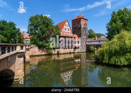 Weinstadl, Wasserturm und Hencurbrücke von der Maxbrücke, Pegnitz, Nürnberg, Bayern, Deutschland Stockfoto