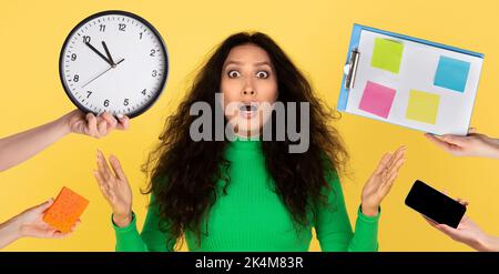 Schockierte junge Frau aus dem Nahen Osten, die Schwierigkeiten mit dem Zeitmanagement hatte Stockfoto