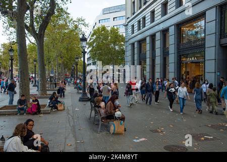 Barcelona, Spanien. 30. September 2022. Massen von Touristen und Einheimischen werden gesehen, wie sie in der Stadt spazieren gehen, die Stadt besuchen und einkaufen. Kredit: SOPA Images Limited/Alamy Live Nachrichten Stockfoto