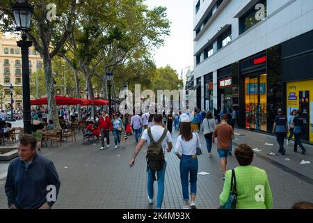 Barcelona, Spanien. 30. September 2022. Massen von Touristen und Einheimischen werden gesehen, wie sie in der Stadt spazieren gehen, die Stadt besuchen und einkaufen. Kredit: SOPA Images Limited/Alamy Live Nachrichten Stockfoto