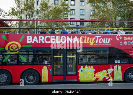 Barcelona, Spanien. 30. September 2022. Touristen werden auf einem touristischen Stadtrundfahrt-Bus gesehen, der die Stadt besucht. Kredit: SOPA Images Limited/Alamy Live Nachrichten Stockfoto