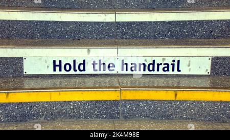 Halten Sie das Handrail-Schild am Step Bahnhof Glasgow, Schottland, Großbritannien Stockfoto
