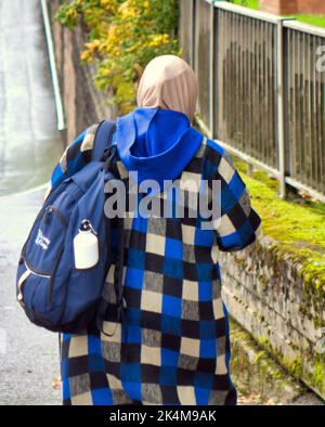 Muslimische Frau mit Hijab-Schal von hinten Glasgow, Schottland, Großbritannien Stockfoto