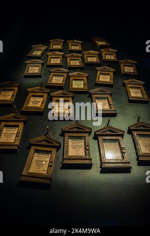 Eine vertikale Aufnahme der Mauer der Bildungsdekrete in der Harry Potter Studio Tour, London Stockfoto