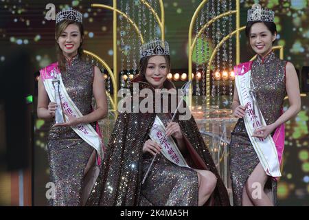 Miss Hong Kong Beauty Pageant's 2022 (L-R) erster Vizemeister Cecca Xu, Champion Denice Lam und zweiter Vizemeister Joey Leung im Hong Kong Coliseum, Hung Hom. Der Gewinner, Denice Lam, 27, ein Modell, wird flankiert von Cecca Xu, dem ersten Vizemeister, 25, einem Analysten einer Investmentbank und dem zweiten Vizemeister, Joey Leung, 26, einem Spezialisten für die Einstellung von Programmierern.25SEP22 SCMP/ Edmond so Stockfoto