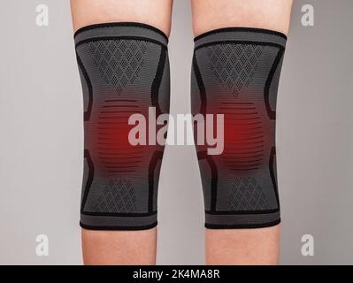Stützbandage auf den Knien, orthopädische Hosenträger aus der Nähe zum Knieschutz. Elastische Kompressionspolster. Hochwertige Fotos Stockfoto