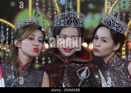 Miss Hong Kong Beauty Pageant's 2022 (L-R) erster Vizemeister Cecca Xu, Champion Denice Lam und zweiter Vizemeister Joey Leung im Hong Kong Coliseum, Hung Hom. Der Gewinner, Denice Lam, 27, ein Modell, wird flankiert von Cecca Xu, dem ersten Vizemeister, 25, einem Analysten einer Investmentbank und dem zweiten Vizemeister, Joey Leung, 26, einem Spezialisten für die Einstellung von Programmierern.25SEP22 SCMP/ Edmond so Stockfoto