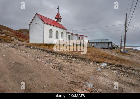 Außenansicht einer historischen Kirche in der arktischen Gemeinde Pond Inlet (Mittimatalik) Stockfoto