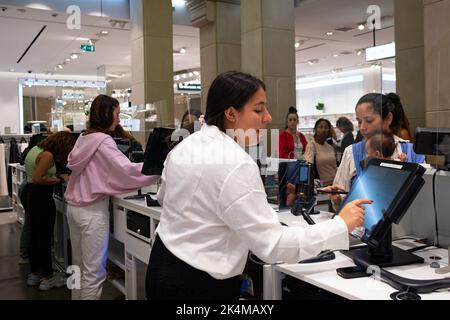 Barcelona, Spanien. 30. September 2022. Ein Verkäufer wird in einem Bekleidungsgeschäft als Menschengeschäft gesehen. (Bild: © Davide Bonaldo/SOPA Images via ZUMA Press Wire) Stockfoto