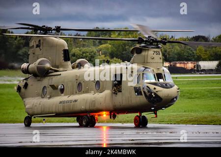 Am Mittwoch, den 28. September 2022, startet ein Hubschrauber der New Yorker Army National Guard CH-47F Chinook vom Frederick Douglas Greater Rochester International Airport in Richtung Jacksonville, Florida, um die Nationalgarde von Florida zu unterstützen, wie der von dem US-amerikanischen US-amerikanischen US-Bundesstaat Ian oder dem US-amerikanischen Bundesstaat geleitet wird. Zwei Flugzeuge und 11 Soldaten wurden für die Mission unter der Leitung von Gouverneur Kathy Hochul eingesetzt. (Foto der US Air National Guard von LT. Jason Carr) Stockfoto