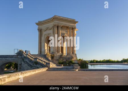 Panoramablick auf das alte Steingebäude mit Wasserturm und den Wasserpool im berühmten Garten der Promenade du Peyrou in Montpellier, Frankreich Stockfoto