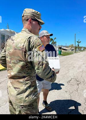 Soldaten der Florida Army National Guard von 1-265 Air Defense Artillery (ADA) liefern Lebensmittel in die Stadtviertel von Placida, Florida. Von Orkane Ian, 2. Oktober 2022. Wir haben Kräfte, die im ganzen Staat tätig sind und die den bedürftigsten Gebieten helfen. Stockfoto