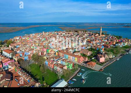 Luftaufnahme der Insel Burano. Burano ist eine der Inseln Venedigs, die für ihre bunten Häuser bekannt ist. Burano, Venedig - Oktober 2022 Stockfoto