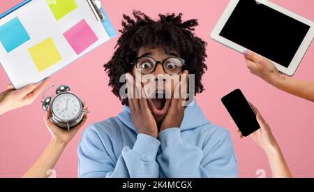 Entsetzt schwarz Kerl mit Problemen mit Zeitmanagement Stockfoto