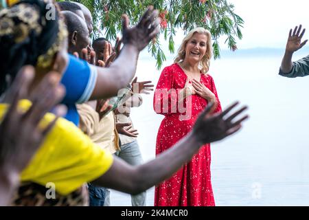 Die Gräfin von Wessex mit Vertretern der Stiftung Pole Pole Pole, die ihrer Königlichen Hoheit bei einem Besuch in Bukavu, Provinz Süd-Kivu in der Demokratischen Republik Kongo, den kongolesischen Namen Umoja Mama Louise gab. In der kongolesischen Tradition werden Menschen ‘Mama’ oder ‘Papa’ genannt, gefolgt vom Namen ihres ältesten Kindes. Umoja bedeutet Einheit in Suaheli. Bilddatum: Montag, 3. Oktober 2022. Stockfoto