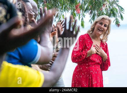 Die Gräfin von Wessex mit Vertretern der Stiftung Pole Pole Pole, die ihrer Königlichen Hoheit bei einem Besuch in Bukavu, Provinz Süd-Kivu in der Demokratischen Republik Kongo, den kongolesischen Namen Umoja Mama Louise gab. In der kongolesischen Tradition werden Menschen ‘Mama’ oder ‘Papa’ genannt, gefolgt vom Namen ihres ältesten Kindes. Umoja bedeutet Einheit in Suaheli. Bilddatum: Montag, 3. Oktober 2022. Stockfoto