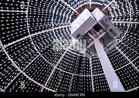 Bunte Lichtkuppel vor dem Blackpool Tower während der Illuminationen 2022 Stockfoto