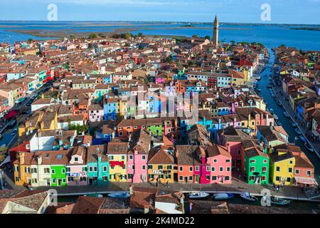 Luftaufnahme der Insel Burano. Burano ist eine der Inseln Venedigs, die für ihre bunten Häuser bekannt ist. Burano, Venedig - Oktober 2022 Stockfoto