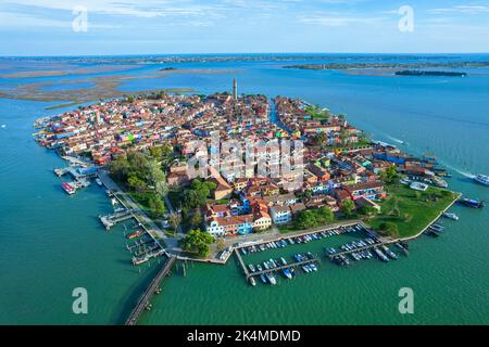 Luftaufnahme der Insel Burano. Burano ist eine der Inseln Venedigs, die für ihre bunten Häuser bekannt ist. Burano, Venedig - Oktober 2022 Stockfoto