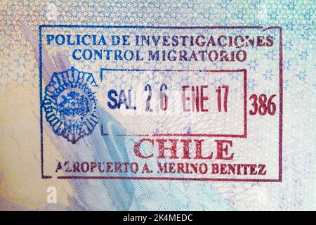 Policia de Investigaciones Control Migratorio Aeropuerto Eine Marke von Merino Benitez Chile im britischen Pass - Investigative Police Immigration Control Stockfoto