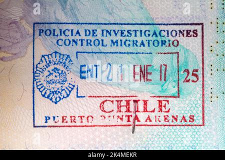 Policia de Investigaciones Control Migratorio Puerto Punta Akenas Chile Stempel im britischen Pass - Investigative Police Immigration Control Stockfoto