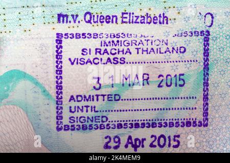 Immigration Si Racha Thailand Visaclass m.v. Queen Elizabeth 31 Mar 2015 Briefmarke im britischen Pass Stockfoto