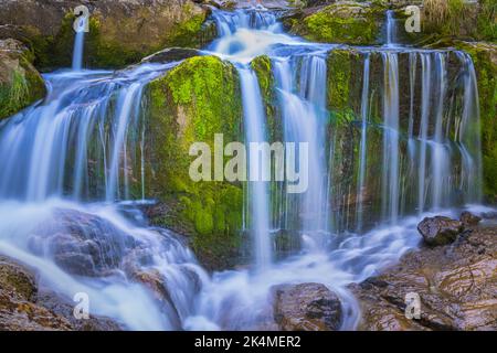 Der Giessbach entspringt in den hohen Tälern und Becken des Faulhorn-Sägistals und mündet in die weltbekannten Giessbachfälle, die in La münden Stockfoto