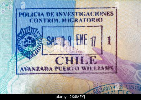 Policia de Investigaciones Control Migratorio Avanzada Puerto Williams Chile Stempel im britischen Pass - Investigative Police Immigration Control Stockfoto