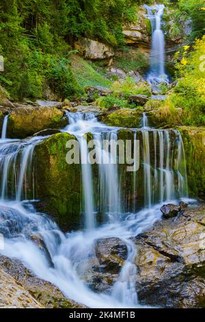 Der Giessbach entspringt in den hohen Tälern und Becken des Faulhorn-Sägistals und mündet in die weltbekannten Giessbachfälle, die in La münden Stockfoto