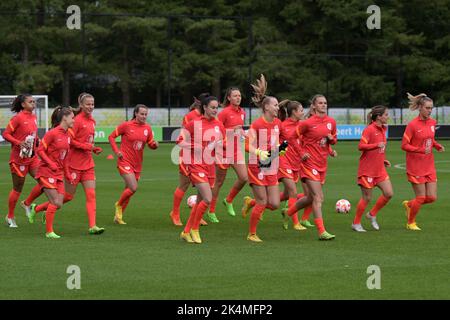 ZEIST - Netherlands, 03/10/2022, ZEIST - Holland Frauen beim Aufwärmen während einer Trainingseinheit des niederländischen Frauenteams. Die Orange Lionesses bereiten sich auf das Freundschaftsspiel gegen Sambia vor. ANP | Dutch Height | Gerrit van Keulen Stockfoto