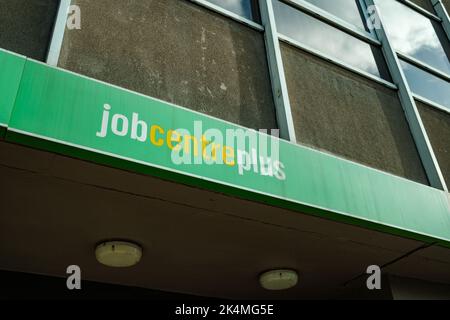 Manchester Eccles UK Oct 2022 Vorderes Eingangsschild zum Job Center plus Arbeitsamt Stockfoto