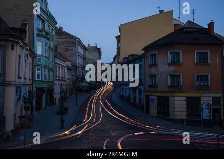 Hauptstraße in der polnischen Altstadt Cieszyn bei Nacht Langzeitbelichtung Stockfoto