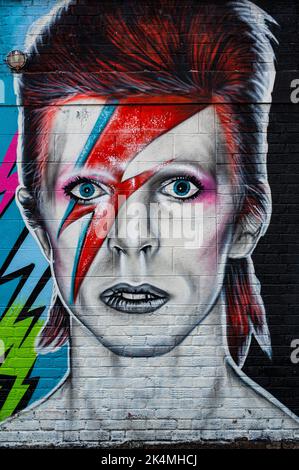 Graffiti-Porträt von David Bowie als Ziggy Stardust in einer Backstreet in Brighton Stockfoto