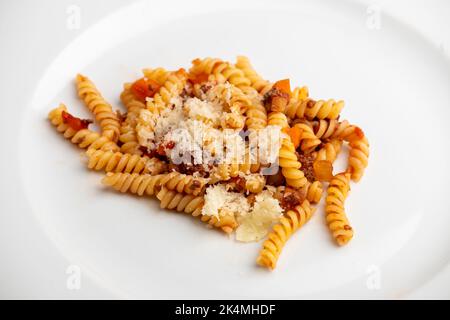 spirelli Pasta auf einem weißen Teller Stockfoto